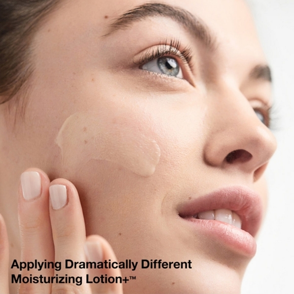 Clinique Fan Favorites 4 Piece Set - Picture 2 of 5